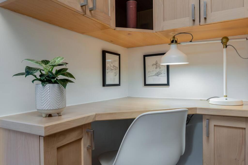 Casa Creekside - Walk To Gondola, Shops, Lakes! Whistler Exterior photo